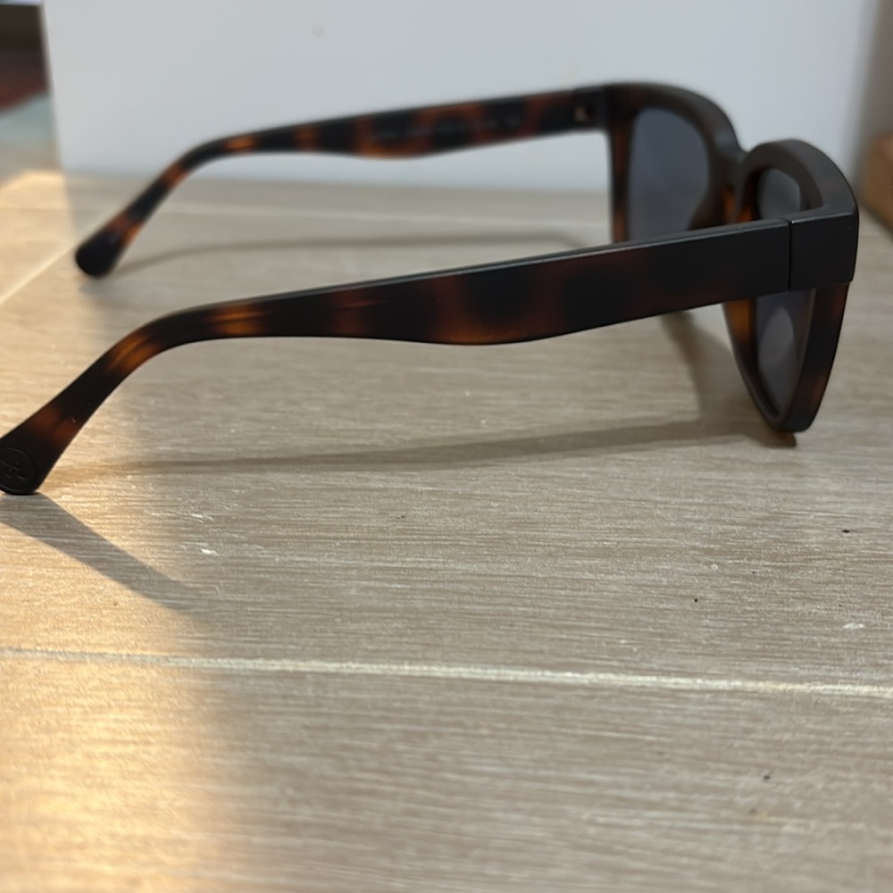 Look optic laurel Stylish Tortoiseshell Sunglasses - Picture 5 of 11